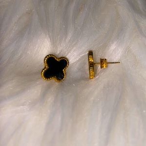 Black and gold solitaire stud earrings